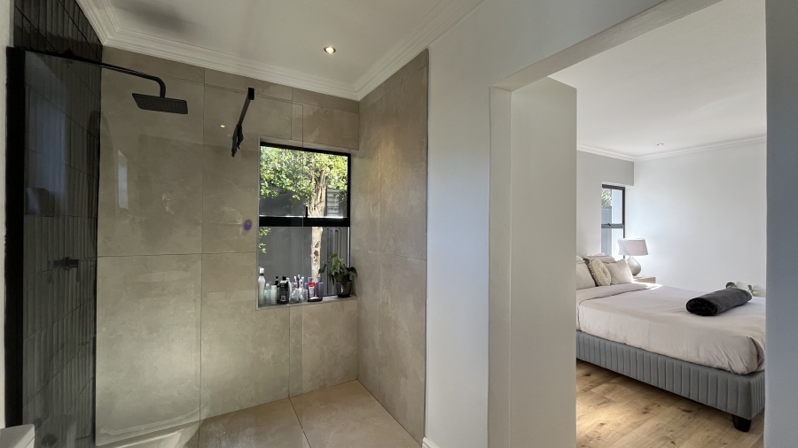 5 Bedroom Property for Sale in Clovelly Western Cape